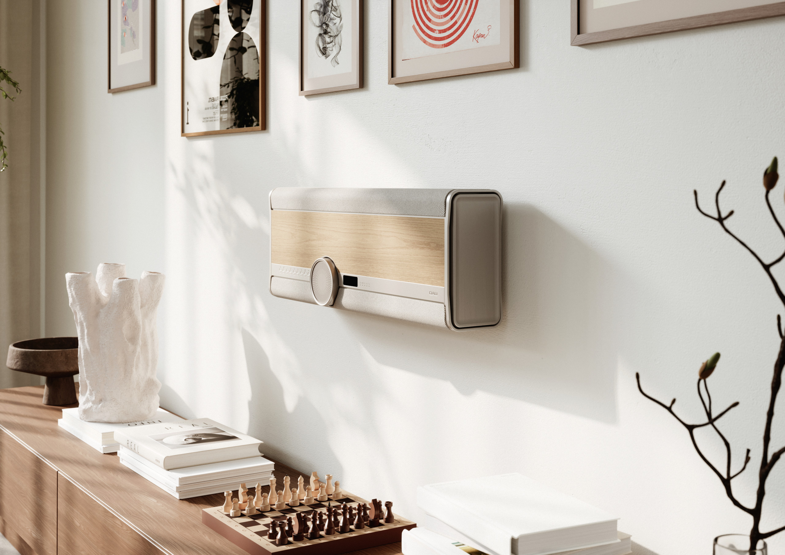 DALI-VEGA_Natural-Oak_Lifestyle-Living-Room_wall_03